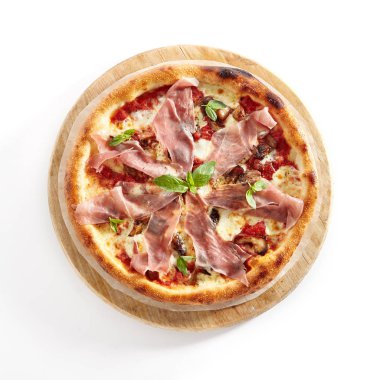 Beyaz Arka Plan üzerinde Parma Ham İzole Pizza