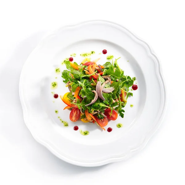 美食沙拉与切片牛肉舌头，蔬菜和佩什托 — 图库照片