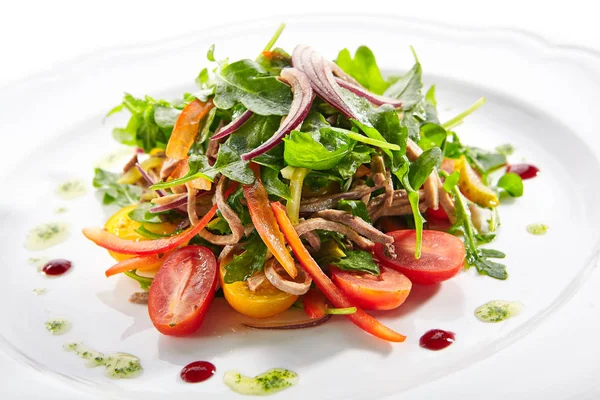 Labužnický salát s nakrájeným hovězím masem, zeleninou a pestem — Stock fotografie