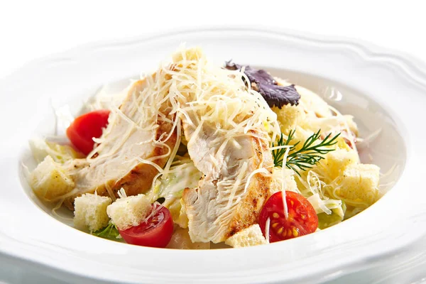 Caesar-Salat mit gebratener Hühnerbrust — Stockfoto