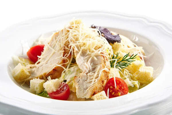 Caesar salade met geroosterde kipfilet — Stockfoto