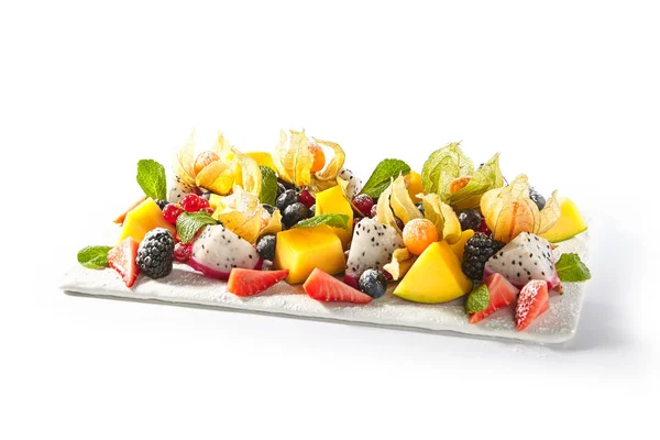Placa de fruta exótica o plato vegano con frutas en rodajas y Berri —  Fotos de Stock