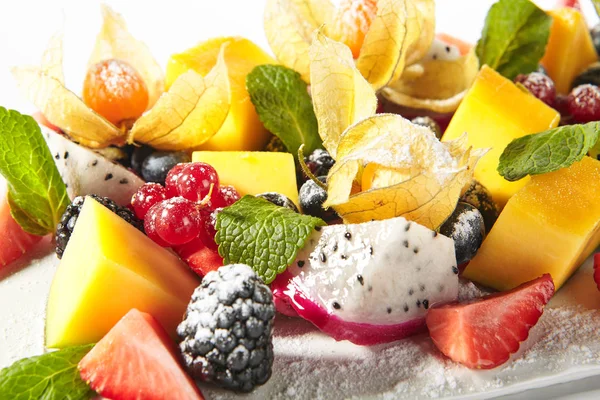 Dilimlenmiş Meyve ve Berri ile Egzotik Meyve Tabağı veya Vegan Tabağı — Stok fotoğraf