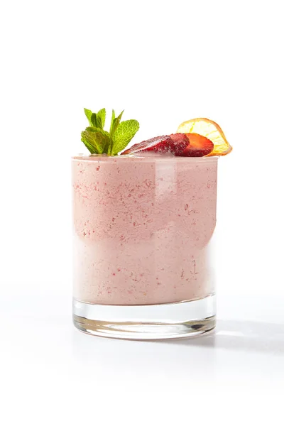 Smoothie au yaourt aux fraises frais fait maison isolé sur blanc — Photo