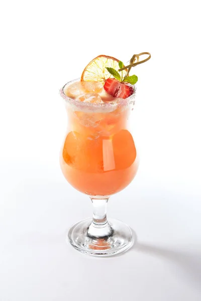 Cocktail de citrinos frescos com isolamento de morango e limão seco — Fotografia de Stock
