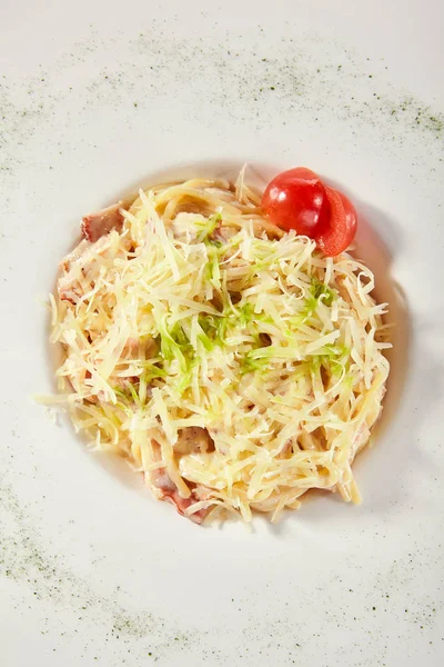 Delicioso espaguete carbonara com queijo parmesão ralado — Fotografia de Stock