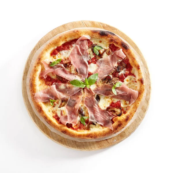 Піца з пармською шинкою, ізольованою на білому фоні — стокове фото