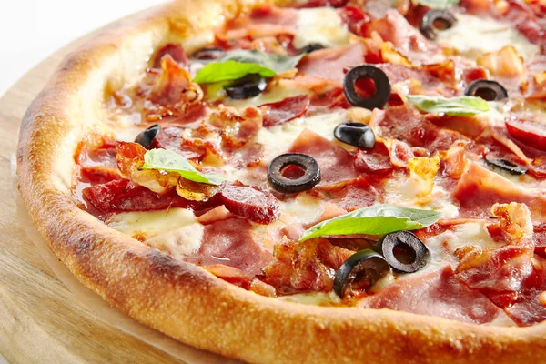 Vlees mix pizza met parmaham — Stockfoto