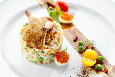 Kavrulmuş Bıldırcın ile Olivier Salatası veya Rus Salatası