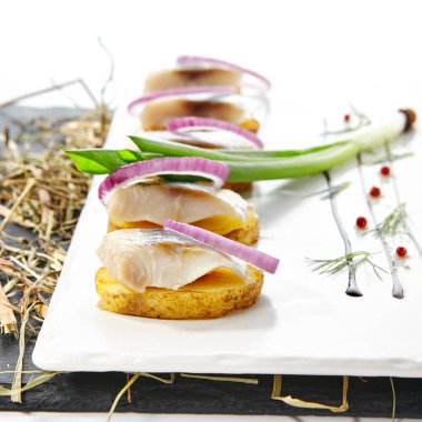 Patates ve Soğan ile Ringa Canape