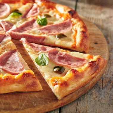 Pizza restoran menü - lezzetli taze baharatlı Pizza jambon ve biber ile. Pizza malzemelerle rustik ahşap masa üzerinde