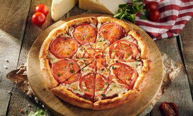 Pizza restoran menü - lezzetli taze Margarita Pizza ile. Pizza malzemelerle rustik ahşap masa üzerinde