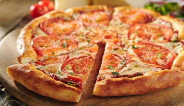 Pizza restoran menü - lezzetli taze Margarita Pizza ile. Pizza malzemelerle rustik ahşap masa üzerinde