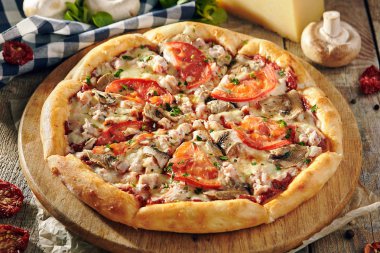 Pizza restoran menü - mantar, domates ve et lezzetli taze Pizza. Pizza malzemelerle rustik ahşap masa üzerinde