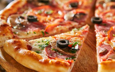 Pizza restoran menü - lezzetli taze Pizza sosis, domates ve Mushrooms.Pizza maddeler rustik ahşap tablo