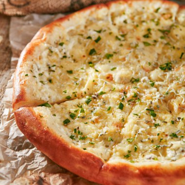 Pizza restoran menü - lezzetli taze Pizza 4 peynir. Pizza malzemelerle rustik ahşap masa üzerinde