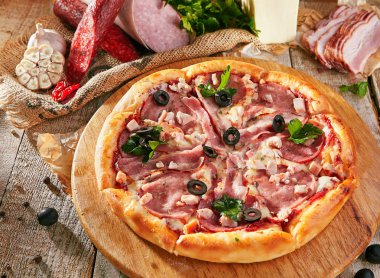 Pizza restoran menü - pastırma, sosis ve tavuk lezzetli taze et Pizza. Pizza malzemelerle rustik ahşap masa üzerinde
