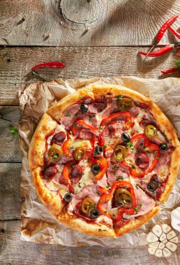 Pizza restoran menü - sosis ve biber lezzetli baharatlı Pizza. Pizza malzemelerle rustik ahşap masa üzerinde