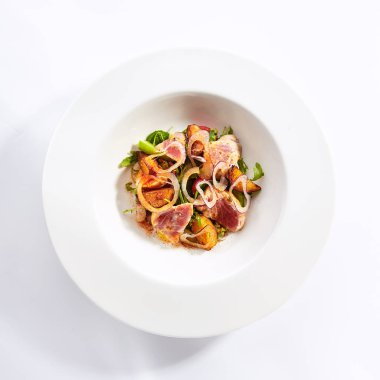 Tabak üst görünümünde Nicoise salatası