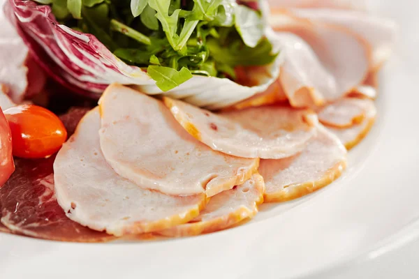 Gourmet Ristorante Deliziosa Cena Primo Piano Affettati Con Insalata Rucola — Foto Stock