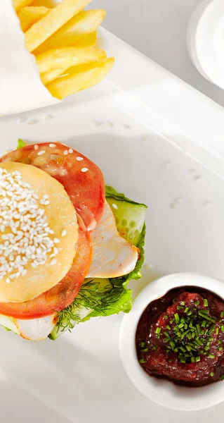 Gourmet Restauracja Pyszna Kolacja Zbliżenie Kanapek Wędzonym Mięsem Pomidorem Ogórkiem — Zdjęcie stockowe
