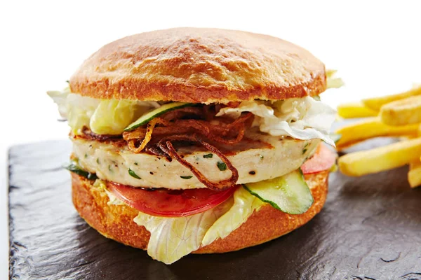 Fresh Chicken Burger Onions Tomato Sauce Pickled Cucumbers Green Lettuce — Stock Photo, Image