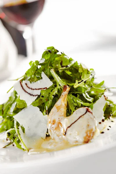 Labužníky Restaurace Delikátní Večeře Blízko Salátu Quail Wings Parmesanským Sýrem — Stock fotografie