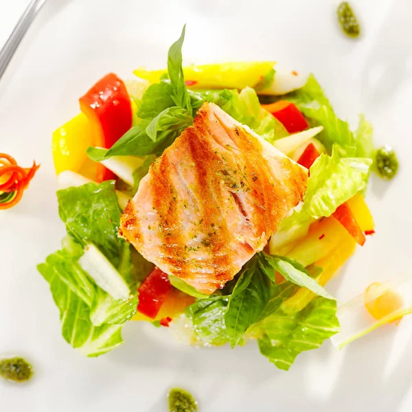 Warmer Salat Mit Gegrilltem Lachs Und Gemüse — Stockfoto