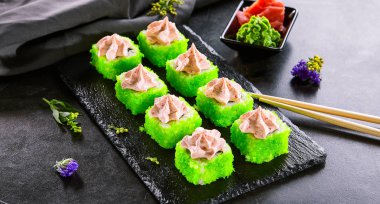 Tobiko havyar ve peynir ve havyar soslu rulo