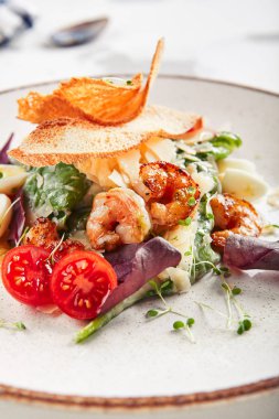 Sezar salatası güzel hizmet beyaz restoran tabağı