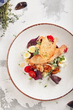 Sezar salatası güzel hizmet beyaz restoran tabağı