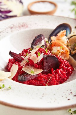 Chrimps, prowns, midye ve parmesan ile kırmızı pancar risotto 