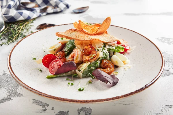 Hermosa porción de plato de restaurante blanco de ensalada César — Foto de Stock
