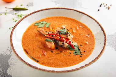 Kalamar ile sıcak biber tom yum veya tom yam