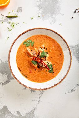 Kalamar ile sıcak biber tom yum veya tom yam