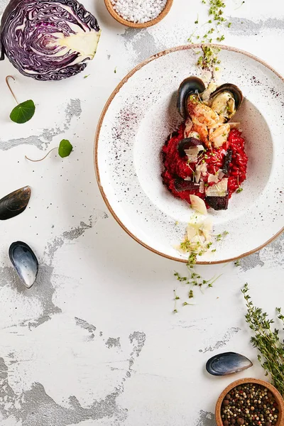 Exquisita porción de Risotto de remolacha o paella de mariscos de remolacha — Foto de Stock