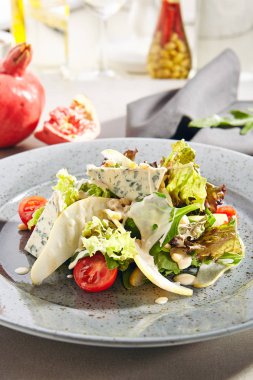 Dilimlenmiş armut, gorgonzola peyniri, yeşillik ve çam fıstığı ile Salata