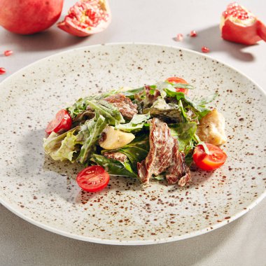 Krema soslu dana eti ve porcini mantar ile Sıcak salata