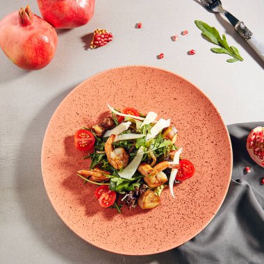 Kızarmış karides ile karışık deniz ürünleri salatası