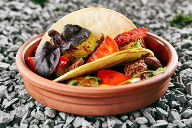 Şarap Soslu Oryantal Baharatlı Kuzu ve Kek