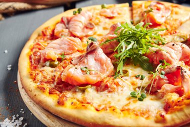 Somon ve roket salata pizza