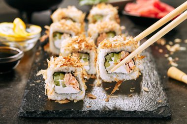 Kızarmış ile Katsuobushi Uramaki Suşi Rolls Yeme Makro Shot 