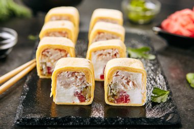 Füme fileto, krem peynir, domates, salatalık turşusu ve peynirli kek ile tavuk burrito. Siyah arka plan üzerinde tavuk maki suşi rulo veya tortilla rulo Makro atış