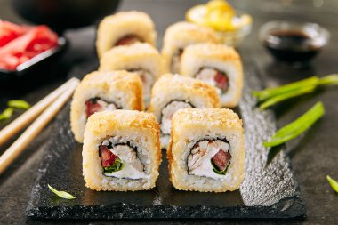 Füme Tavuk Tempura Uramaki Suşi Rulo Siyah Arka Plan