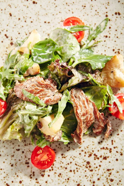 Теплий салат з телятиною та білими грибами у вершковому соусі — стокове фото