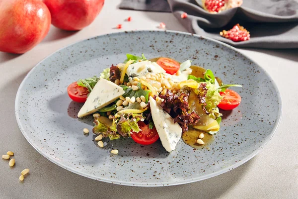 Sałatka z plaszami gruszek, sera Gorgonzola, zieleni i orzechów sosnowych — Zdjęcie stockowe