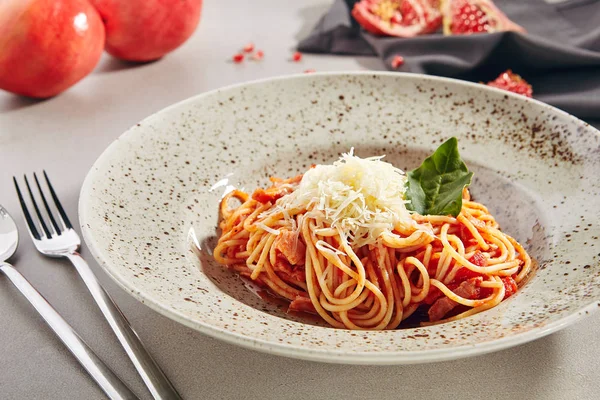 Klassische italienische Spaghetti mit Sauce Amatriciana — Stockfoto