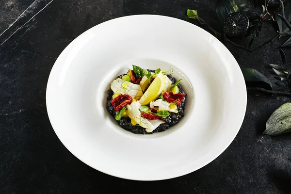 Black risotto z ośmiornicą i suszonymi pomidorami — Zdjęcie stockowe