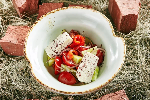 Salada de legumes frescos com queijo aromático de ervas no feno rústico Ba — Fotografia de Stock
