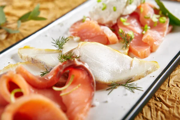 Filetto di pesce bianco crudo salato affumicato — Foto Stock